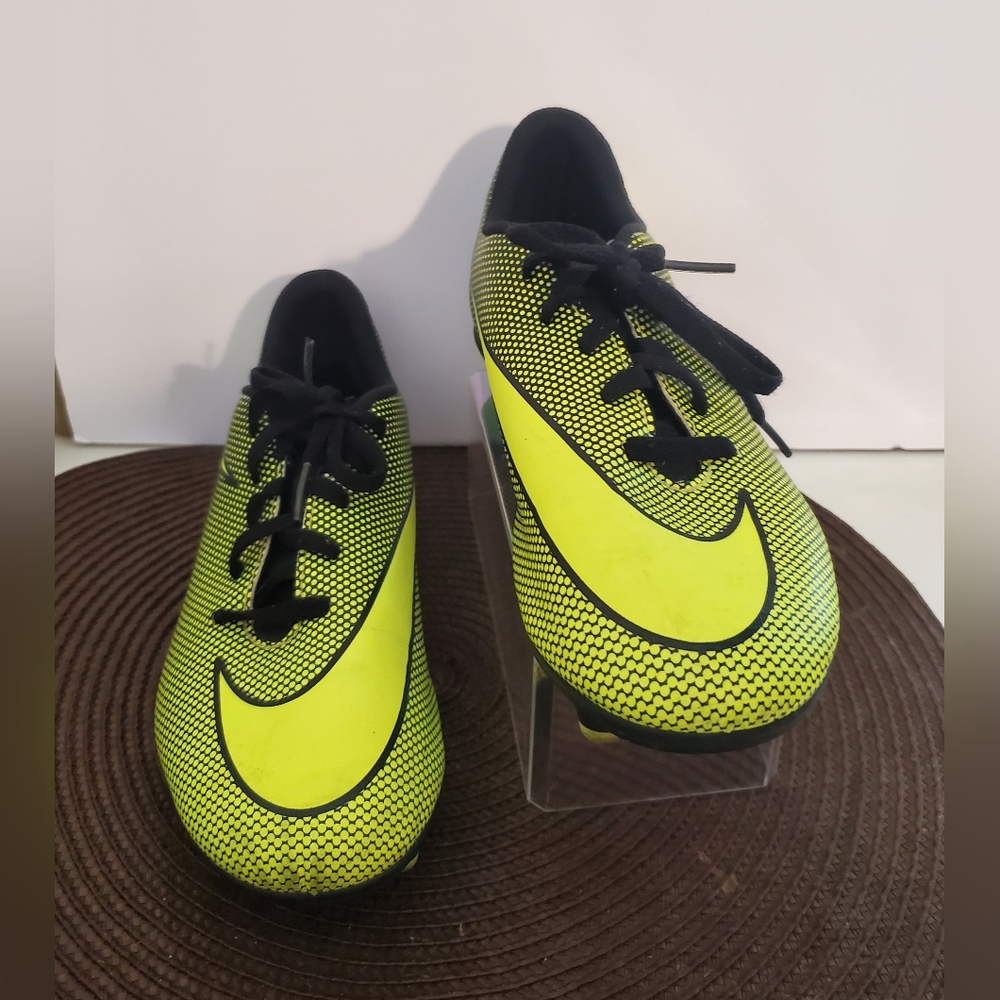 Nike Kids Shoes in Black and Yellow - Picture 2 of 7